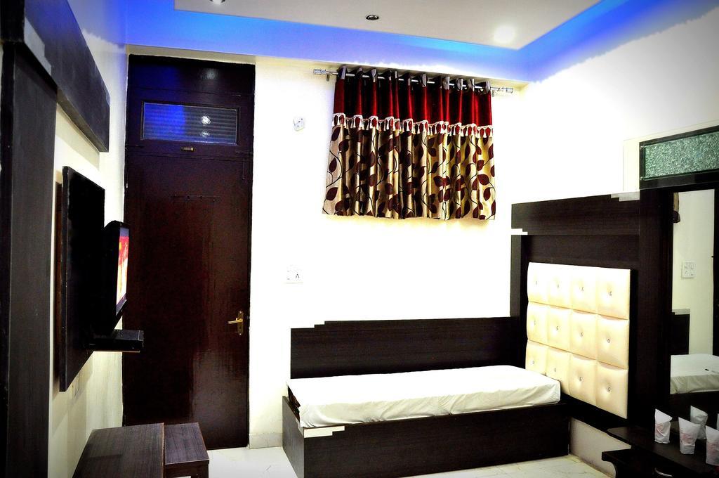 Hotel Peace Point - 1 Min Walking Distance From Station Yeni Delhi Oda fotoğraf